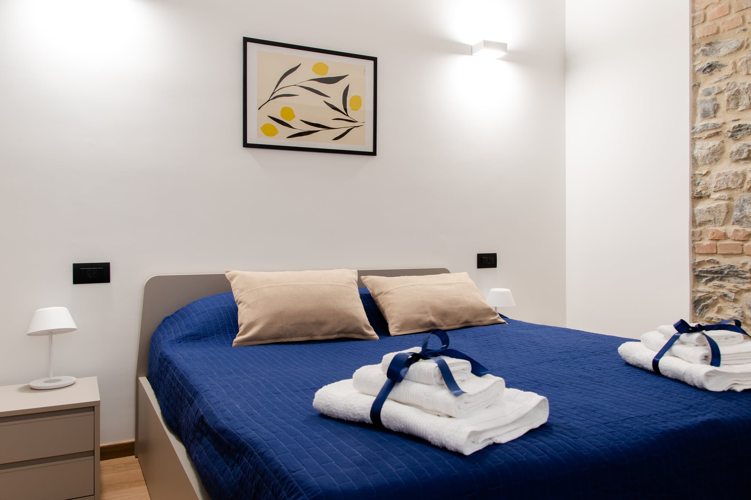 Soggiorno luminoso ViaArchivolto con Smart TV - centro storico Albenga