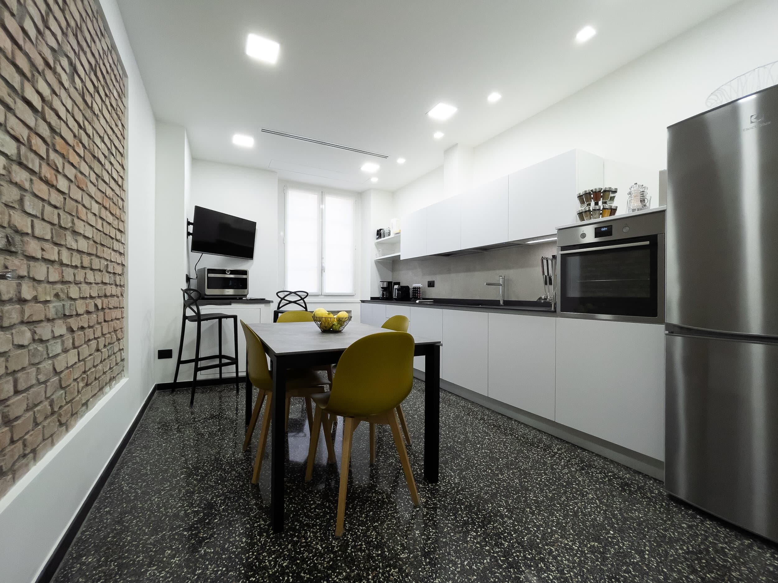 Soggiorno luminoso ViaGenova con balcone - appartamento Albenga